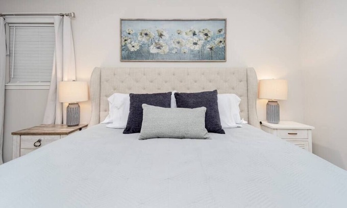 Siluria House | Modernized home - Ready for your family! 3 bedroom/2bathrooms, NO STAIRS