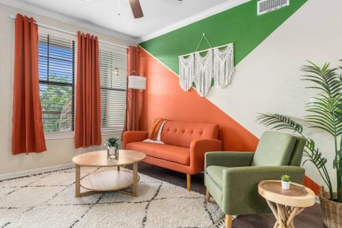 Lazybrook/Timbergrove Apartment | Modish King Bed w/Pool & Gym