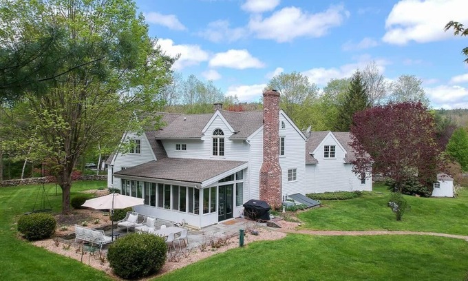 Cornwall House | Mohawk Manor ~ 5 min to Skiing at Mohawk Mtn!