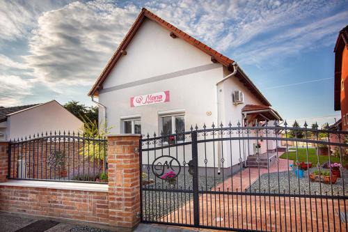Sarvar Apartment | Mona Apartman
