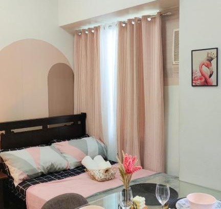 Muntinlupa Apartment | Monochromatic studio with Netflix & Pool access.