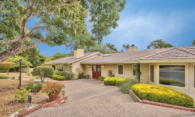 Munras Avenue House | Monterey Oaks elegant tranquil 2-3 bedroom getaway near downtown Monterey.