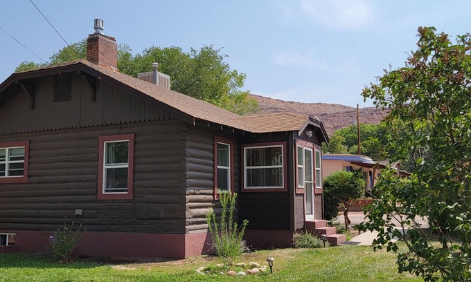 Moab Cabin | Month to Month Rental - Adorable 2 bedroom cabin close to downtown Moab!