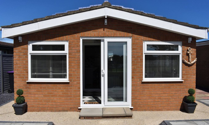 Anderby Creek Cottage | MONTY'S RETREAT, pet friendly, with a garden in Anderby Creek