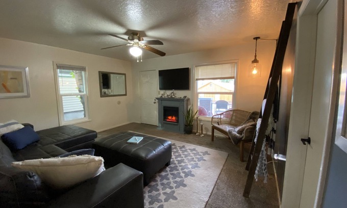 Lava Hot Springs House | Moonlight Cottage is located on Main. Just a minutes walk to anywhere in Lava