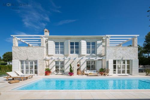Baderna Villa | Moonlight