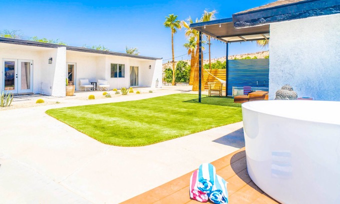Desert Hot Springs Apartment | Moonlite Nights Desert Stay w Soaking Tub