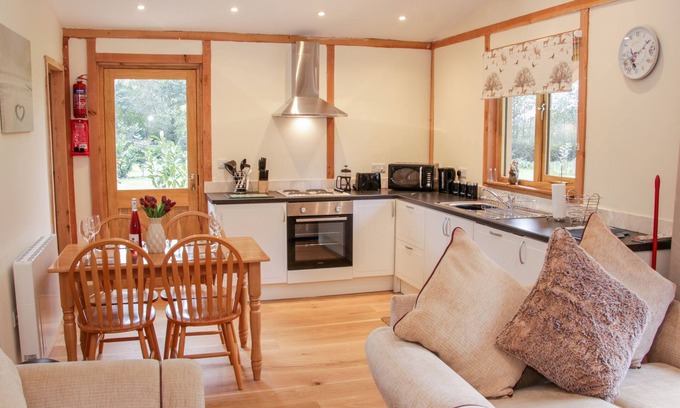 Felton Cottage | MOORHEN LODGE, family friendly, with hot tub in Kinnerley