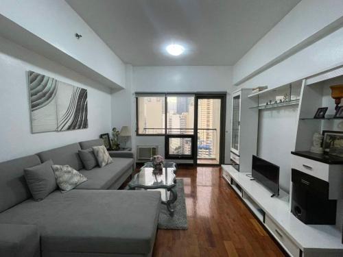 San Lorenzo Apartment | Mosaic Tower by LuxuReich