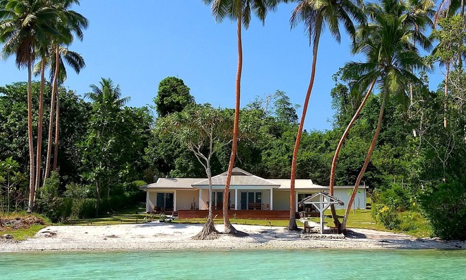 Moso Island House | Moso Island Luxury Retreat is a private house right on the beach.