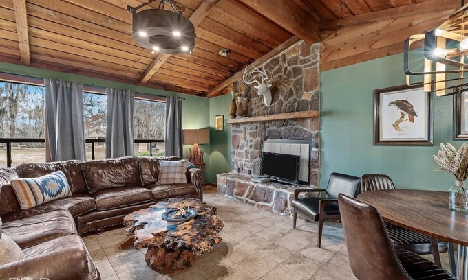 Uncertain House | Moss Stone Lodge with Canoes, Caddo Shores Cabins, Uncertain, Texas.