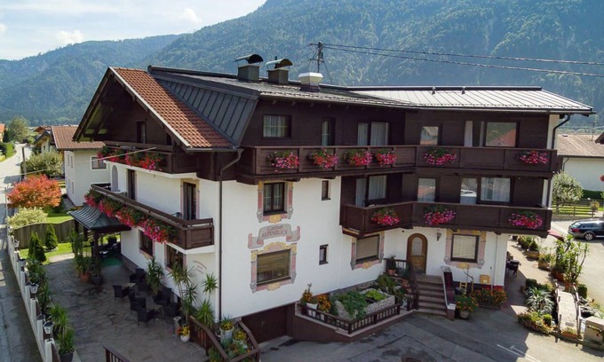 Radfeld House | Motel ∙ 2 guests