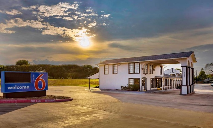 Bryan Hotel | Motel 6-Bryan, TX - College Station