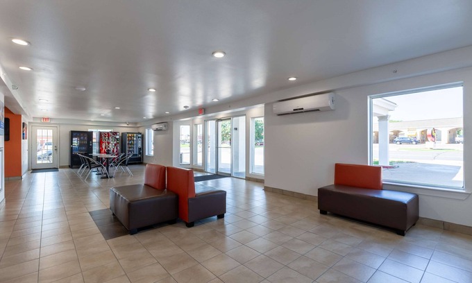 Bryan Hotel | Motel 6 Bryan, TX - University Area