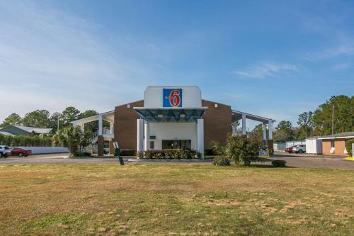 Dothan Hotel | Motel 6-Dothan, AL