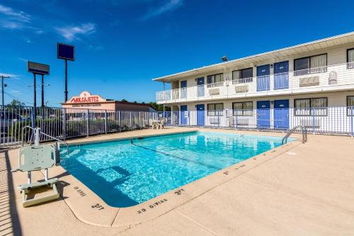 Lumberton Hotel | Motel 6-Lumberton, NC