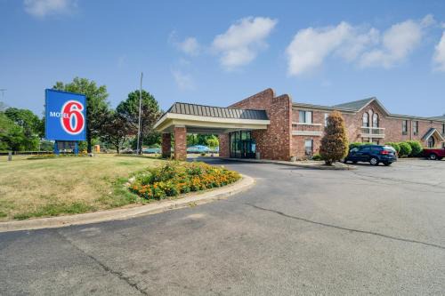 Waukegan Hotel | Motel 6-Waukegan, IL