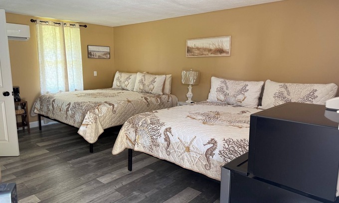 Gilbertsville Hotel | Motel at KY Lake. Seaside Lounge