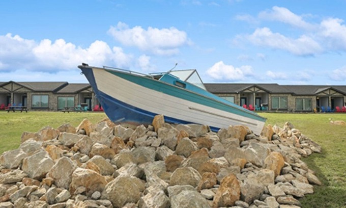 Graford Hotel | MotorBoat Inn Suite 13