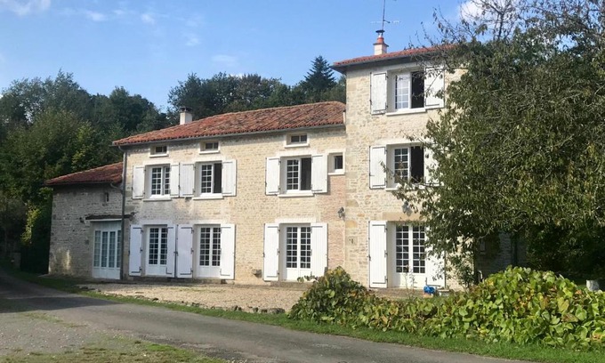 Nanteuil-en-Vallee Bed & Breakfast | Moulin sous la Vergne