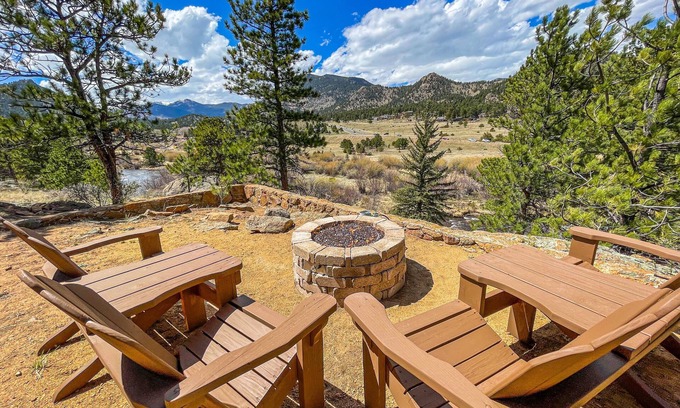 Estes Park Cabin | Mountain Cabin Overlooking Breathtaking Riverfront and Valley Views