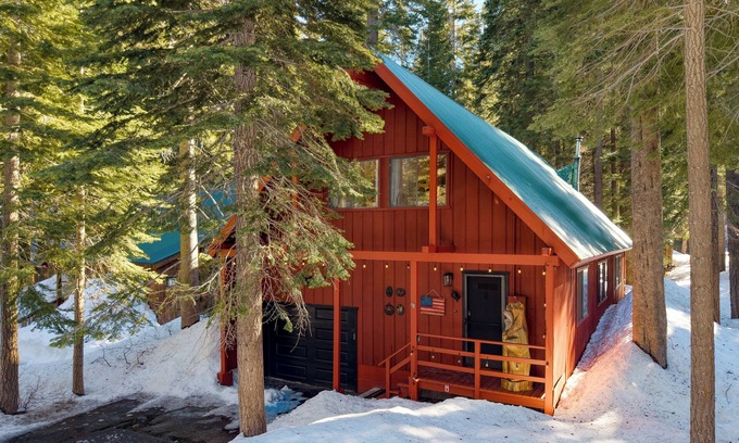 Donner Lake Woods House | Mountain Cabin w/Fireplace, Balcony & Easy Ski Access | Bear Americana