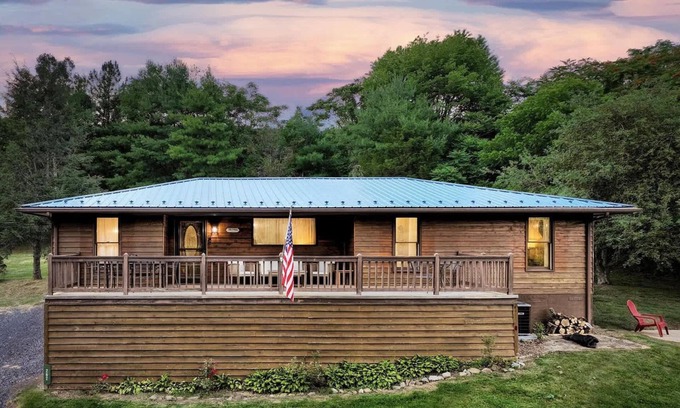 Stanley Ski Chalet | Mountain Cabin w Hot Tub, Deck, Grill & Fire Pit