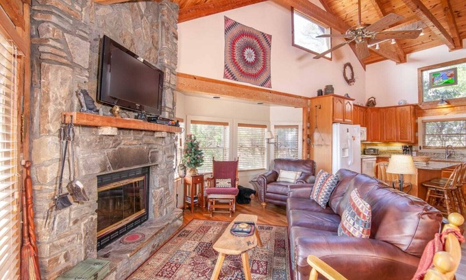 Foscoe Cabin | Mountain Cabin with Comfortable Accommodations