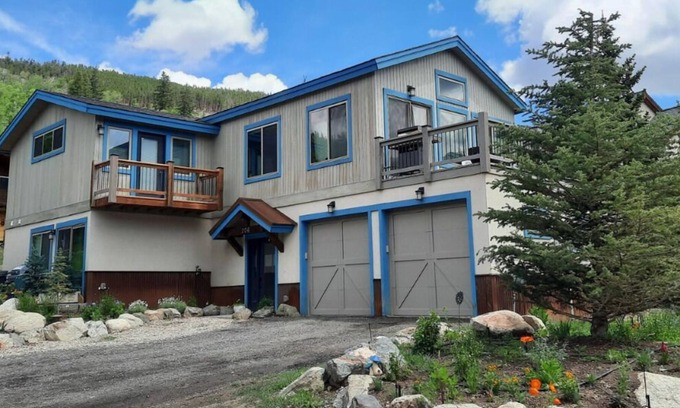 Keystone Ski Chalet | Mountain Chalet w private hot tub, walk to slopes. Pet Friendly. Sleeps 6