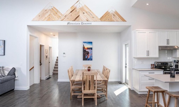 Revelstoke House | Mountain Dreams - Revelstoke Home Near RMR