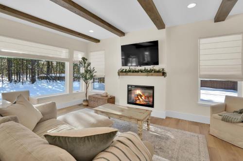 Oregon Water Wonderland House | Mountain Home with Private Hot Tub and River Access!