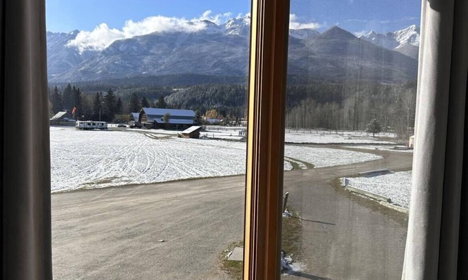 Golden Apartment | Mountain Magic 8 min South of Golden B.C