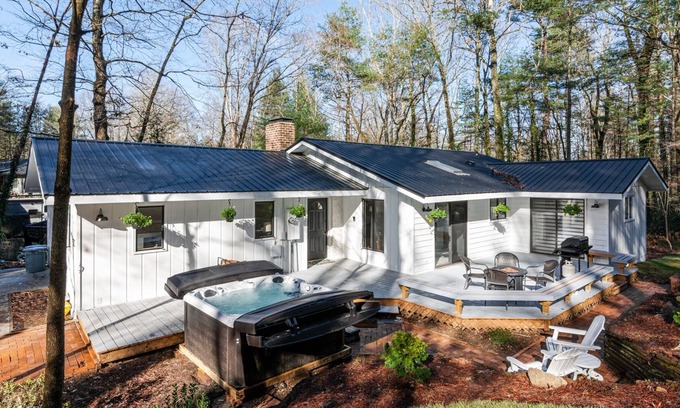 Hendersonville House | Mountain Majesty in Hendersonville