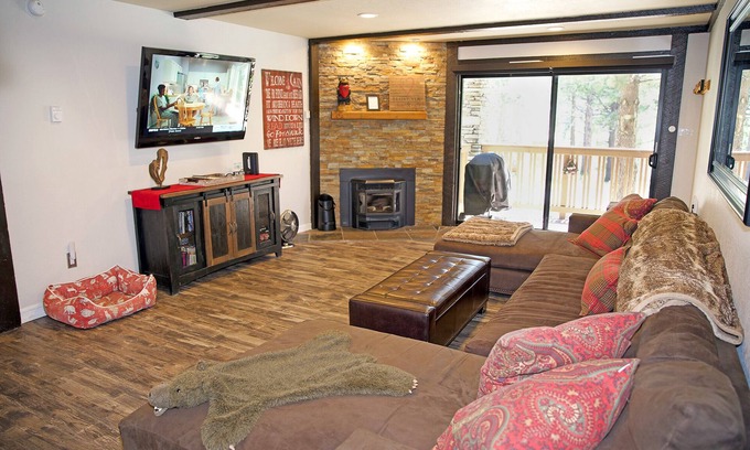 Mammoth Lakes Condo | Mountain-Modern, Newly Rennovated, Plush, Dog Friendly, by Eagle Lodge and Golf!