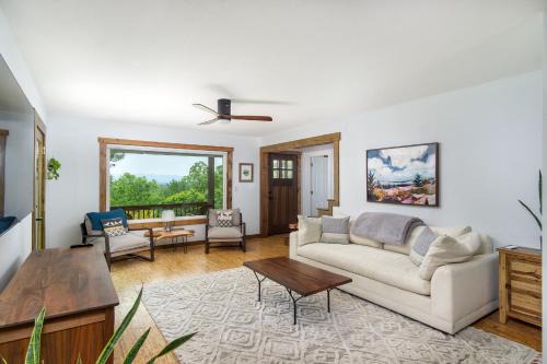 Weaverville House | Mountain Over Main Street 5 Min. to Downtown Weaverville, Fire Pit & Views!