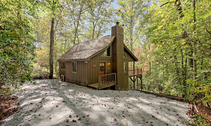 Wiley Cabin | Mountain Retreat Getaway by Lake Burton, HOT TUB!