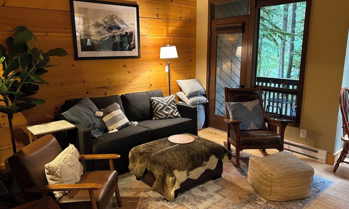 Glacier Condo | Mountain Retreat near mt Baker, cozy 1bedroom Condo w/Pool, Hot Tub, Crib, wifi