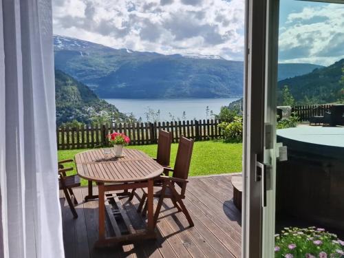 Stryn Apartment | Mountain View Apartment
