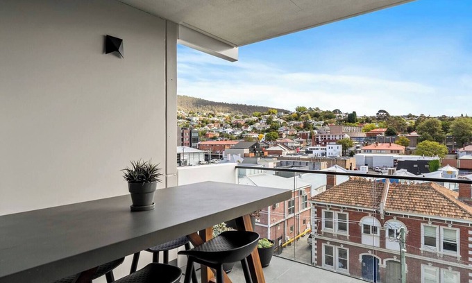 Hobart Central Business District Apartment | Mountain View at Elliot A Kunanyi Outlook