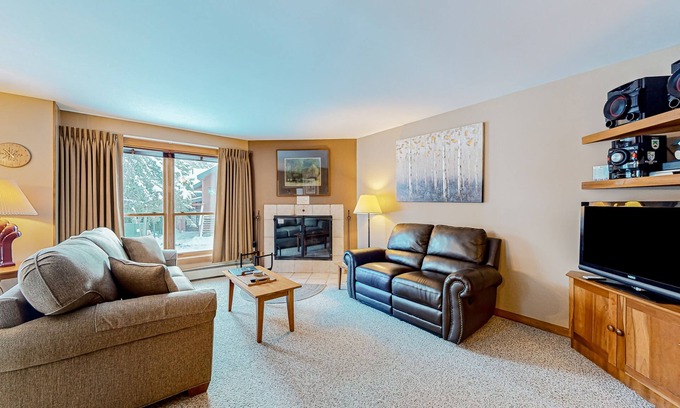 Central Vermont- Killington Condo | Mountain view condo with pool, hot tub, sauna & gym - walk to lifts & golf