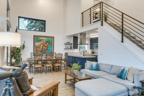 Alpine House | Mountain-View Home Near Hiking in Alpine!