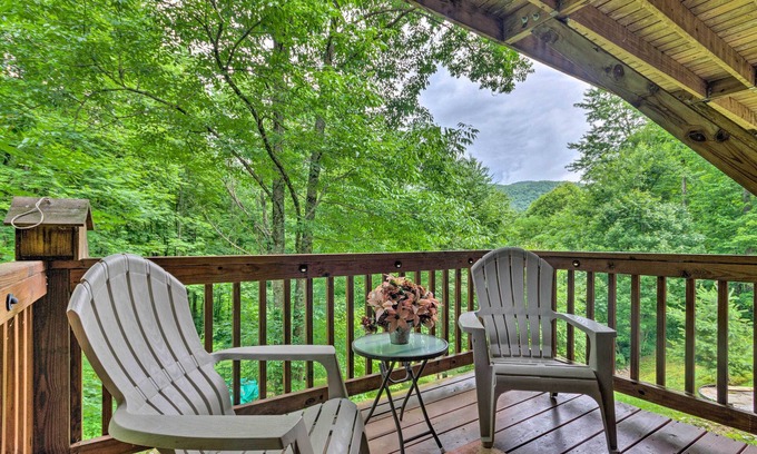 Settlers Ridge House | Mountain-View Maggie Valley Home w/2 Decks!