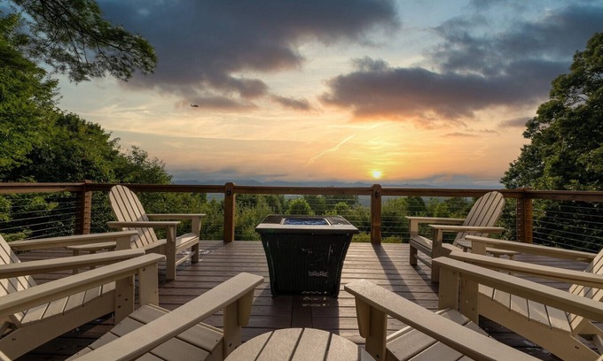 Skyland House | Mountain Views, Pet-Friendly & Jetted Tub | Asheville + Biltmore Pass
