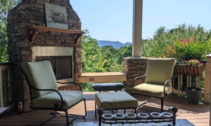 Asheville House | Mountain Views/Quiet/private, 10 minutes to downtown on 12 secluded acres!