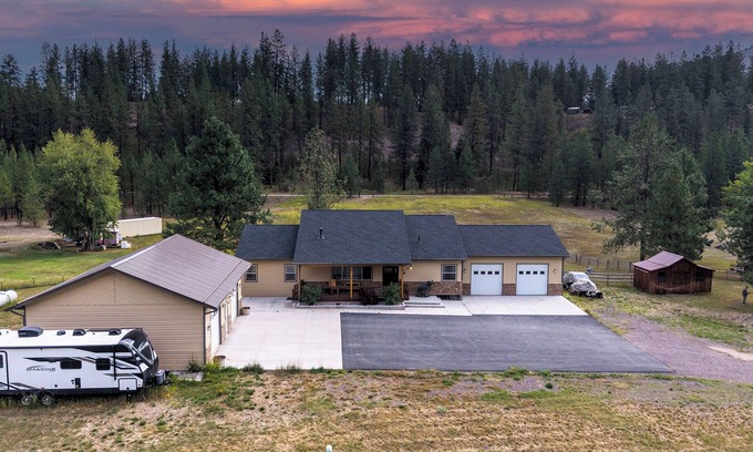 Alberton House | Mountain Views & River Access-Dog-Friendly Retreat Near Missoula In Alberton!