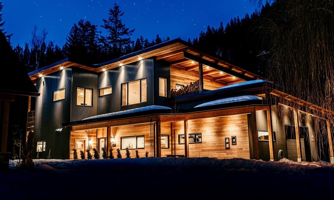 Revelstoke House | Mountainside Luxury Retreat 2km from RMR