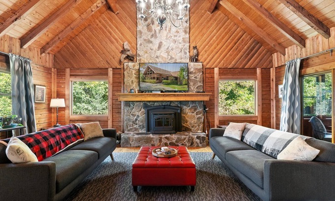 Kabletown Cabin | Mountaintop Cabin w/Poolside Sunsets!