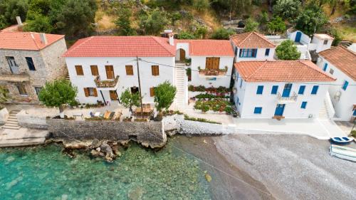 Charakas House | MOURAGIO