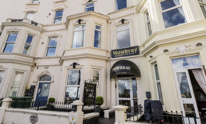 Bridlington Old Town Apartment | MOWBRAY 6, pet friendly, country holiday cottage in Bridlington
