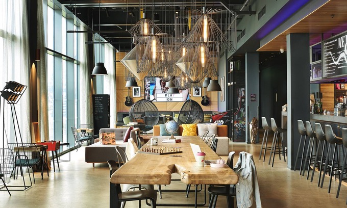 Roissy-en-France Hotel | Moxy Paris Charles de Gaulle Airport